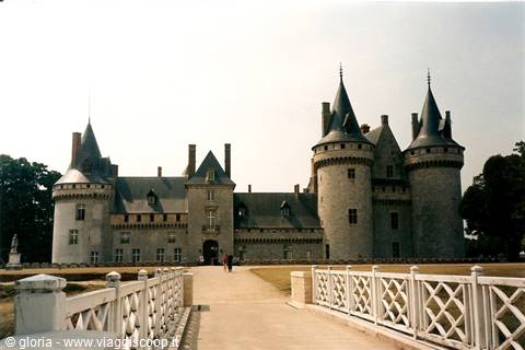 Visitors cross the bridge toward the entrance of Château de Sully-sur-Loire