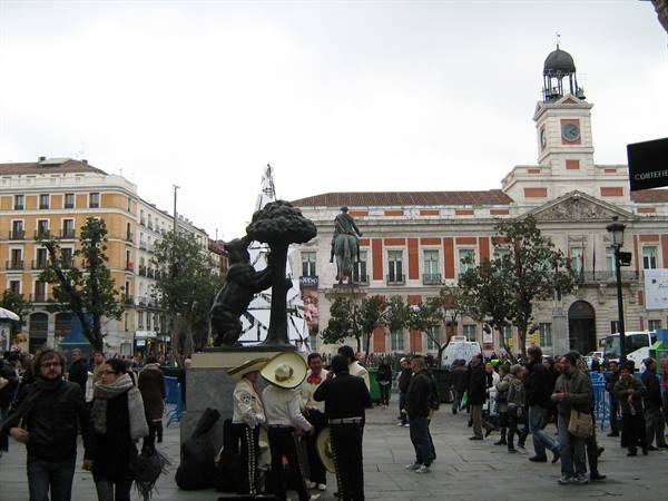 Mariachi musicians by the bear statue at Puerta del Sol, Madrid