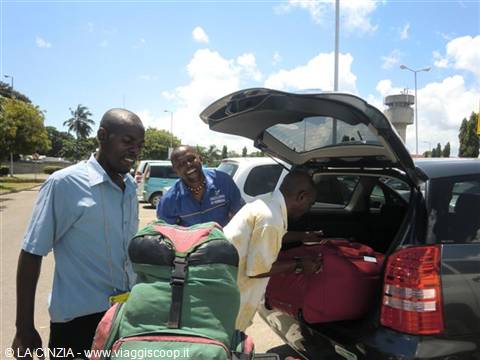 WE LOAD THE LUGGAGE IN MOMBASA AND SET OFF FOR WATAMU!