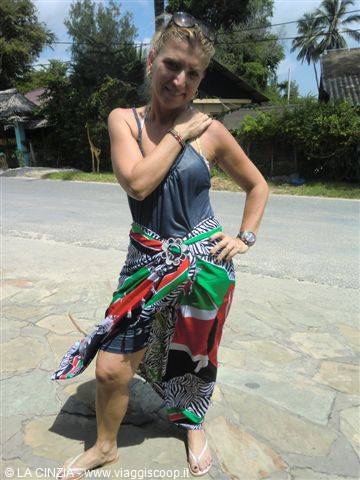 BUYING A PAREO AND A KENYAN BRACELET!