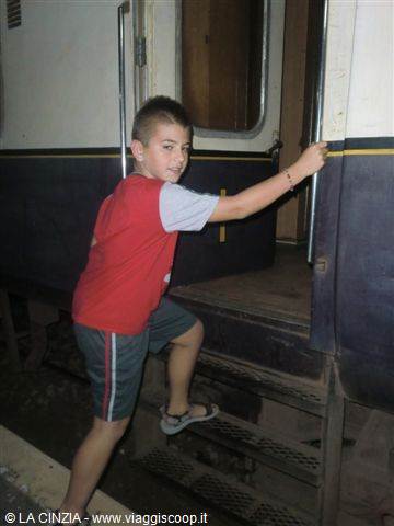 ANDREA IS BOARDING IN MOMBASA THE TRAIN OF MY AFRICA TO NAIROBI!
