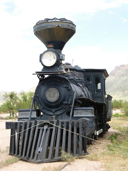 Locomotiva a vapore nera esposta nel deserto vicino a Phoenix