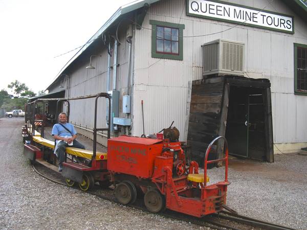 Turista su carrello rosso dinnanzi all'ingresso delle Queen Mine Tours, Bisbee