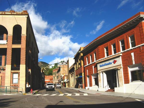 Strada in salita tra palazzi storici in mattoni rossi, insegna Bank of America