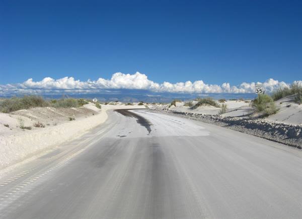 White Sands, sabbia bianca che copre l'asfalto della strada
