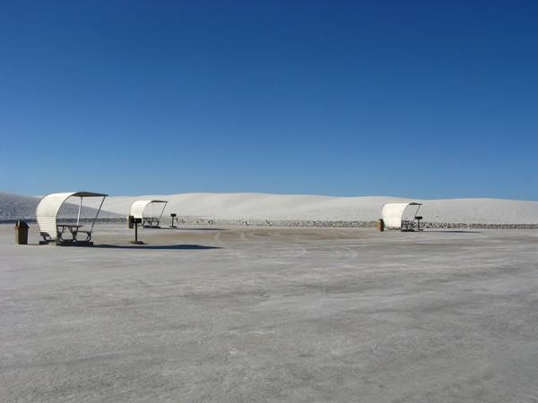 Tavoli picnic con pensiline bianche tra le dune di gesso, White Sands