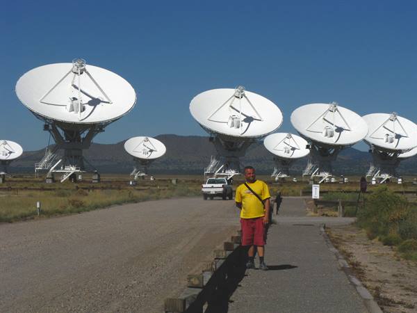 Very Large Array, radiotelescopi bianchi tra le pianure sotto il cielo azzurro