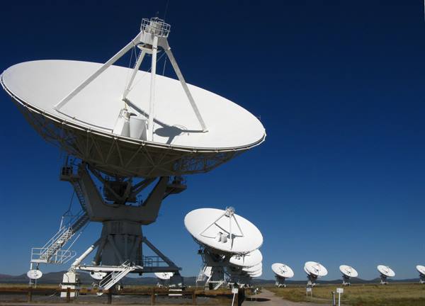 Very Large Array: le antenne bianche allineate sulla pianura sotto il cielo azzurro