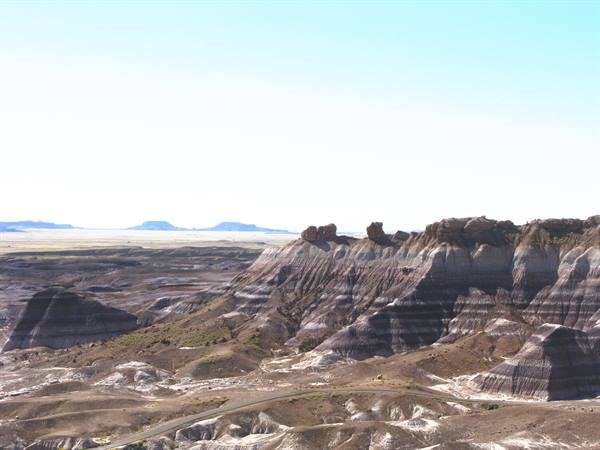 Colline stratificate grigie e rossicce della Painted Desert sotto cielo chiaro