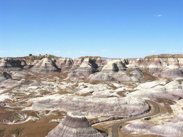 Strada tra le colline grigie e viola del Painted Desert, Arizona