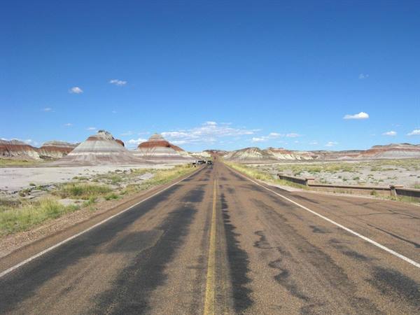 Strada dritta tra colline colorate e cielo azzurro, Painted Desert