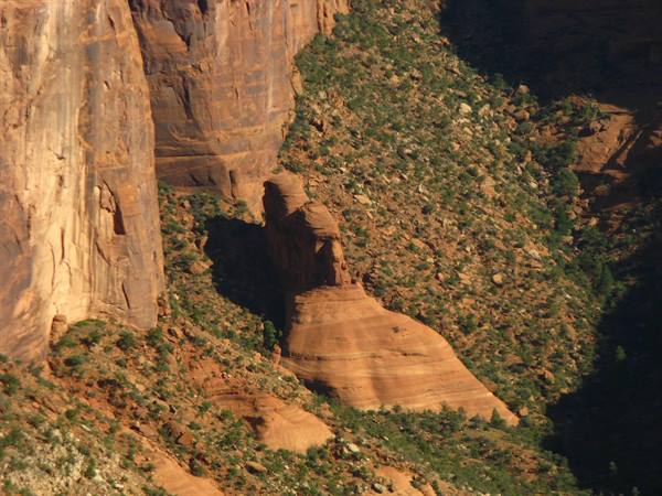 Roccia a forma di volto tra le pareti rosse di Canyon de Chelly