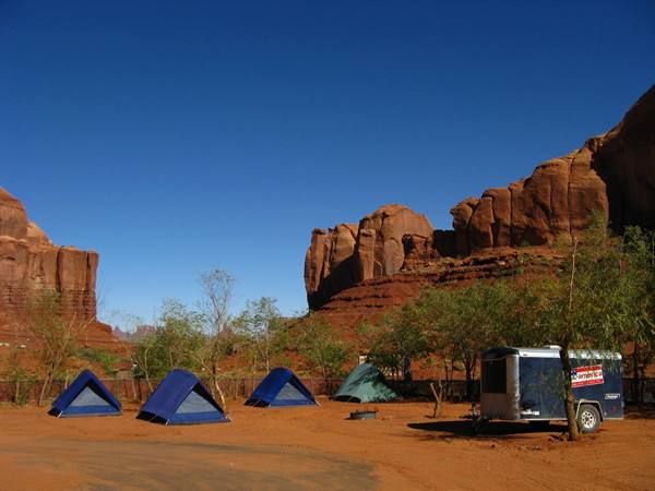 Tende blu al campeggio tra le sculture rocciose rosse di Monument Valley