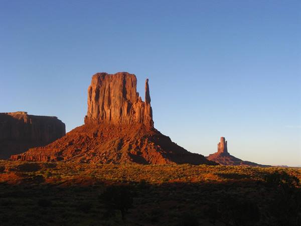 Monument Valley: la luce alba arrossa le rocce rosse della Mitten Butte