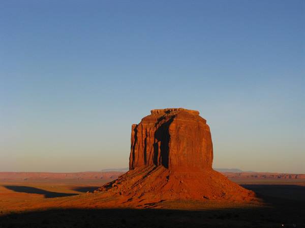 Monument Valley: la luce dorata accende la roccia rossa