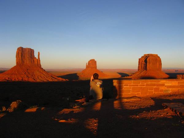 Monument Valley: seduto tra i mitten di rossa arenaria all'alba