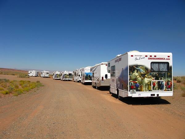 Convoglio di camper Cruise America su strada sterrata rossa, Monument Valley