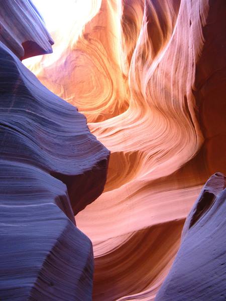 Antelope Canyon: pareti d'arenaria scolpite dalla luce viola e arancio
