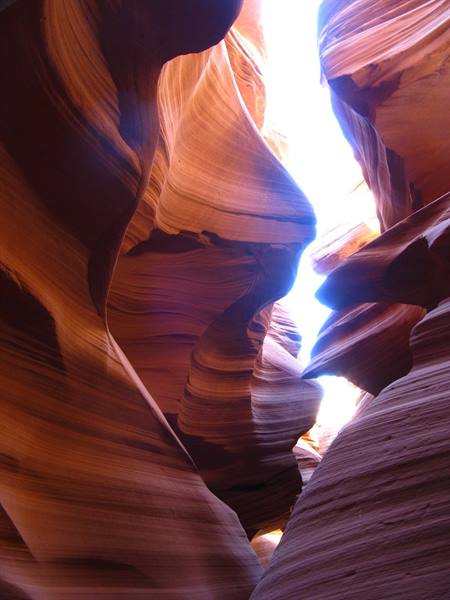 Antelope Canyon, pareti ondulate di arenaria arancio sotto la luce cielo