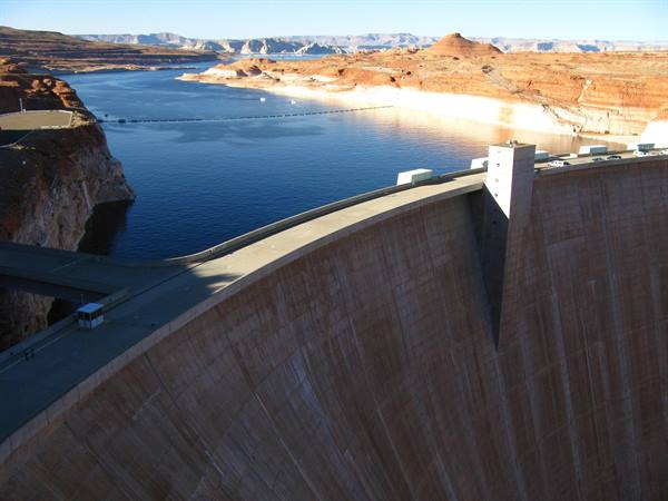 Diga di Glen Canyon a Page, calcestruzzo curvo sul lago blu