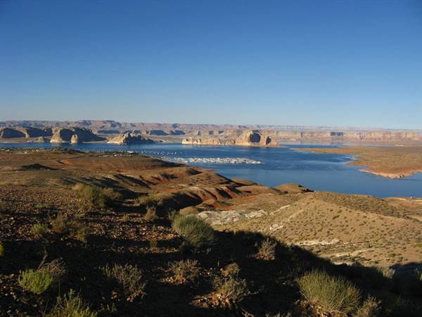 Lago Powell ad Page, acque azzurre tra colline aride e mesas rosse