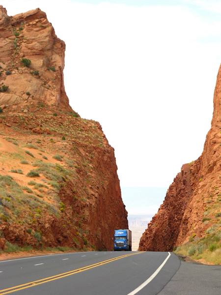 Camion blu tra le pareti rosse lungo la strada verso Page