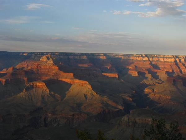 Grand Canyon, strati rocciosi rossi e ocra illuminati dalla luce bassa