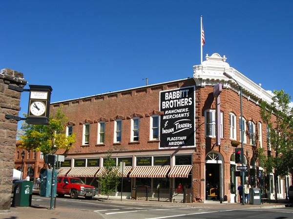 Edificio in mattoni Babbitt Brothers con insegna storica, Flagstaff, Arizona