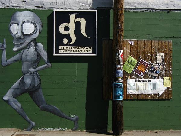 Murale di alieno corridore accanto all'insegna The Downtown Greenhouse, Phoenix