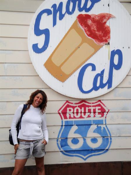 Sorridente davanti all'insegna Snow Cap sulla Route 66