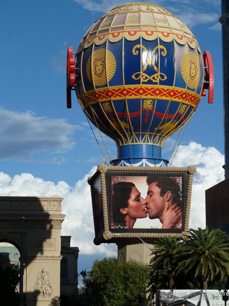 Mongolfiera in metallo del Planet Hollywood contro le nuvole, Las Vegas