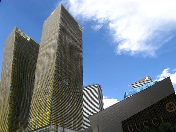 Le torri verdi di CityCenter si stagliano sopra il negozio Gucci, Las Vegas