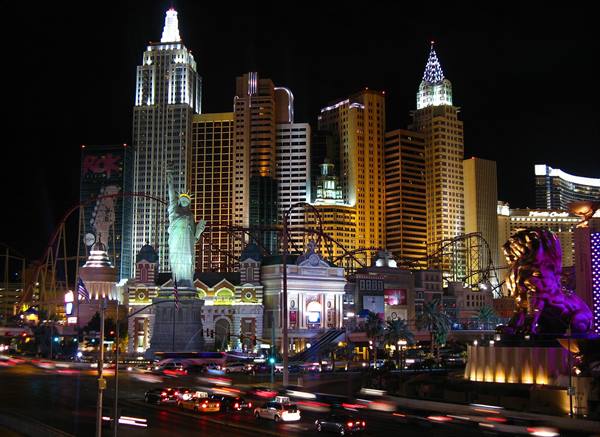 Las Vegas: Hotel New York-New York illuminato di notte con statue e luci