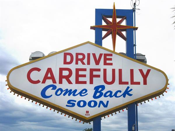 Il celebre insegne "Welcome to Fabulous Las Vegas" con scritta "Drive Carefully, Come Back Soon"