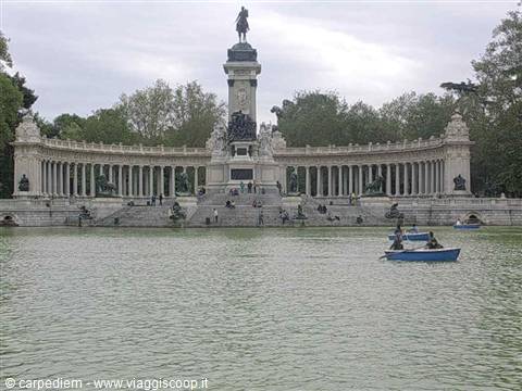 Rowboat on the lake before the Alfonso XII monument, Retiro Park