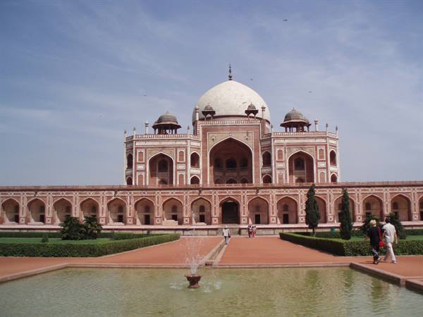 Humayun's Tomb in Delhi, white dome over red sandstone, fountain and visitors