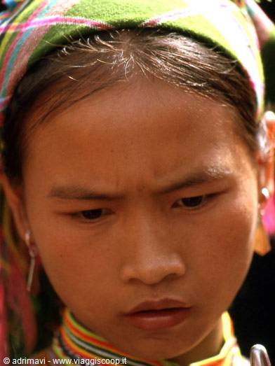 flowered h'mong - young girl