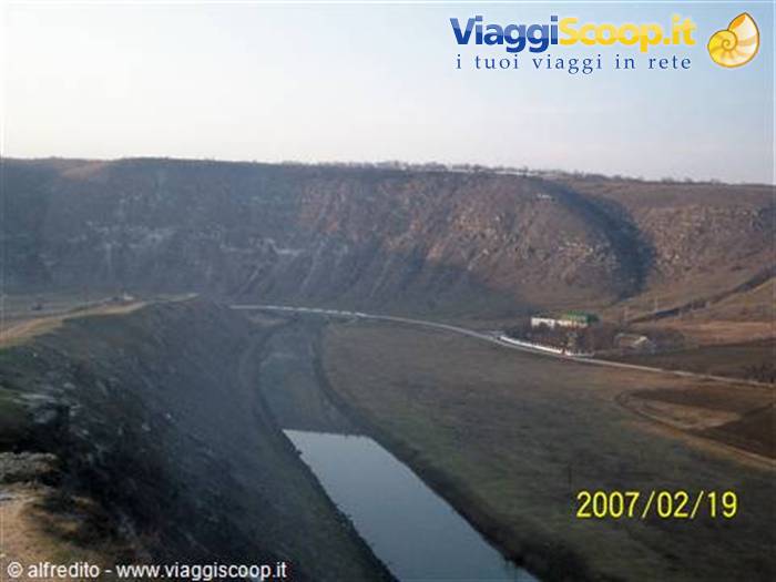 The Răut river winds between limestone hills at Orheiul Vechi