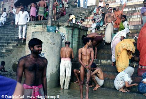 Hindus purifying themselves