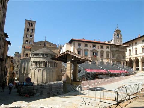 Piazza Grande in Arezzo, Romanesque apse of Santa Maria della Pieve and stepped palace