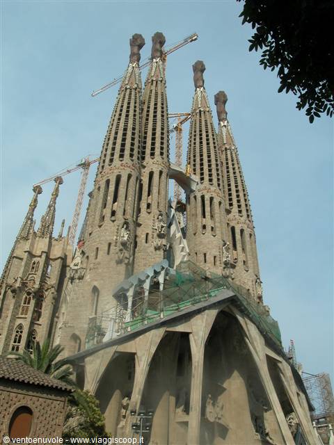 Sagrada Familia in Barcelona, stone spires with cranes under daylight