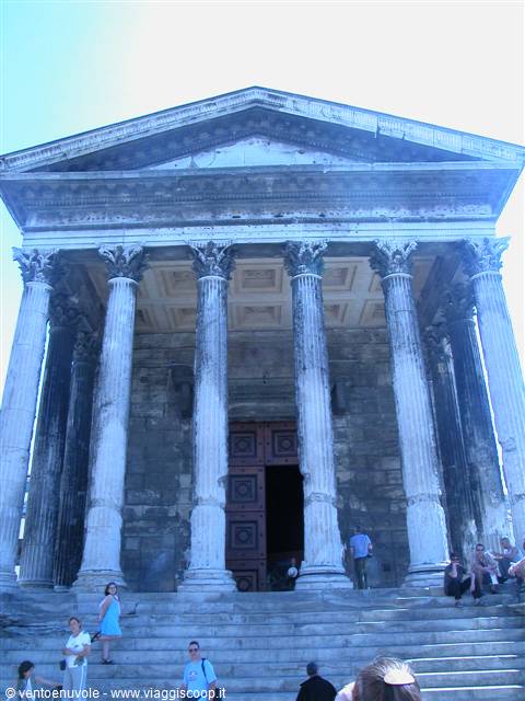 Maison Carrée in Nîmes: Corinthian stone columns, tourists on the steps
