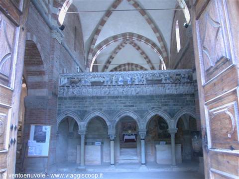 Vezzolano Abbey: Romanesque stone arches beneath brick cross vaults
