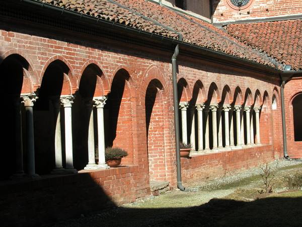 Brick Romanesque cloister arcade with slender stone columns, Staffarda Abbey