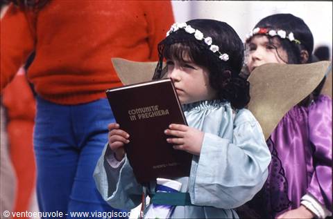 Girl wearing flower crown and angel wings holds a hymn book, Pregrada