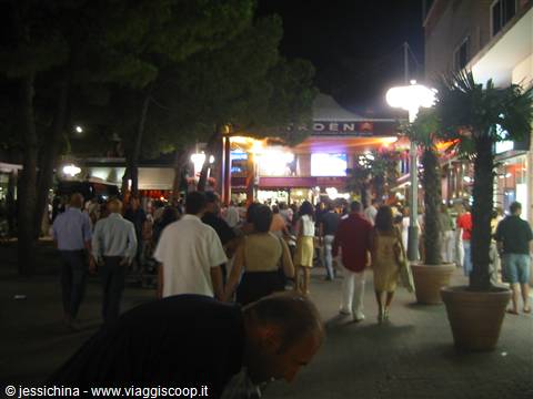 viale ceccarini by night
