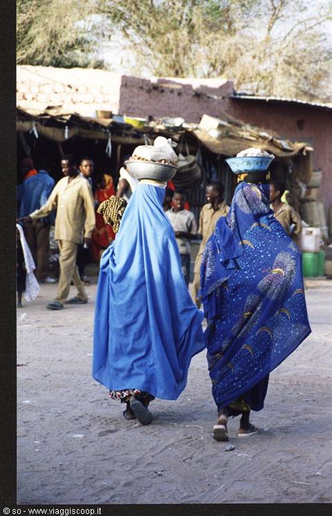 Women strolling in DIRKOU