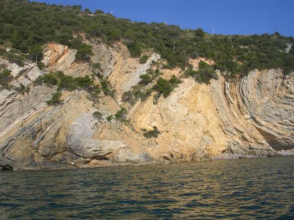Geological 'deformations' on Palmaria island