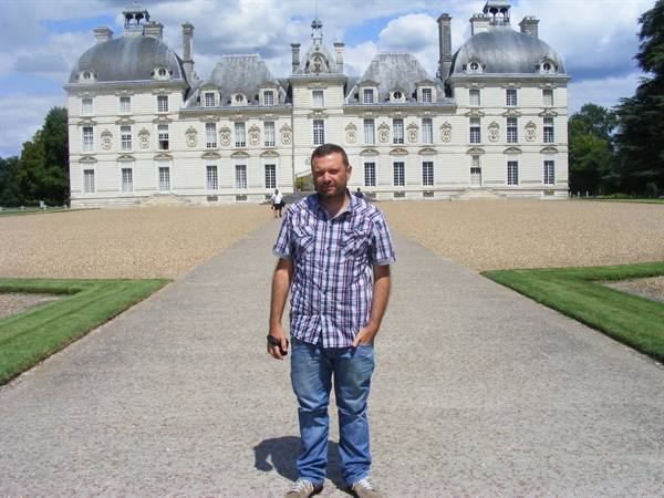 ME IN FRONT OF CHEVERNY CASTLE