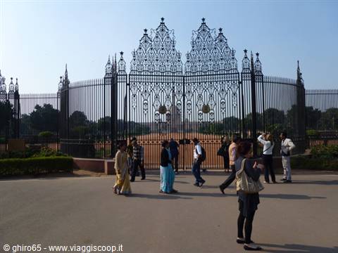Tourists in front of the wrought iron gates of Rashtrapati Bhavan, New Delhi